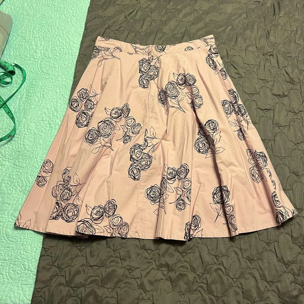 H&M midi flare skirt. Lavender with black floral design. Size 8 - Picture 2 of 6